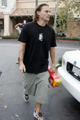 Kevin%20Federline%20Buying%20Beer%20and%20Coke2.webp