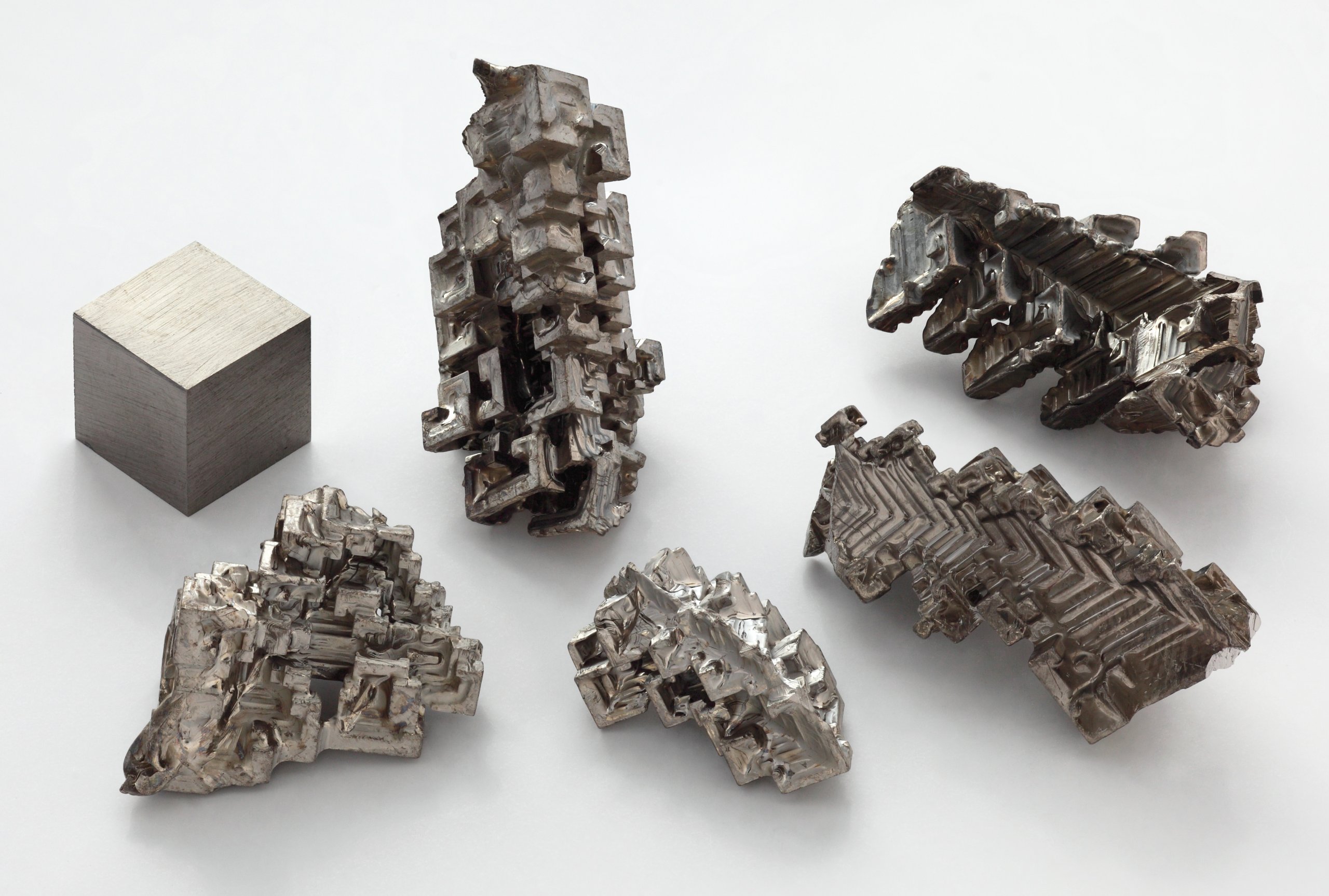 Bismuth_crystals_and_1cm3_cube.jpg