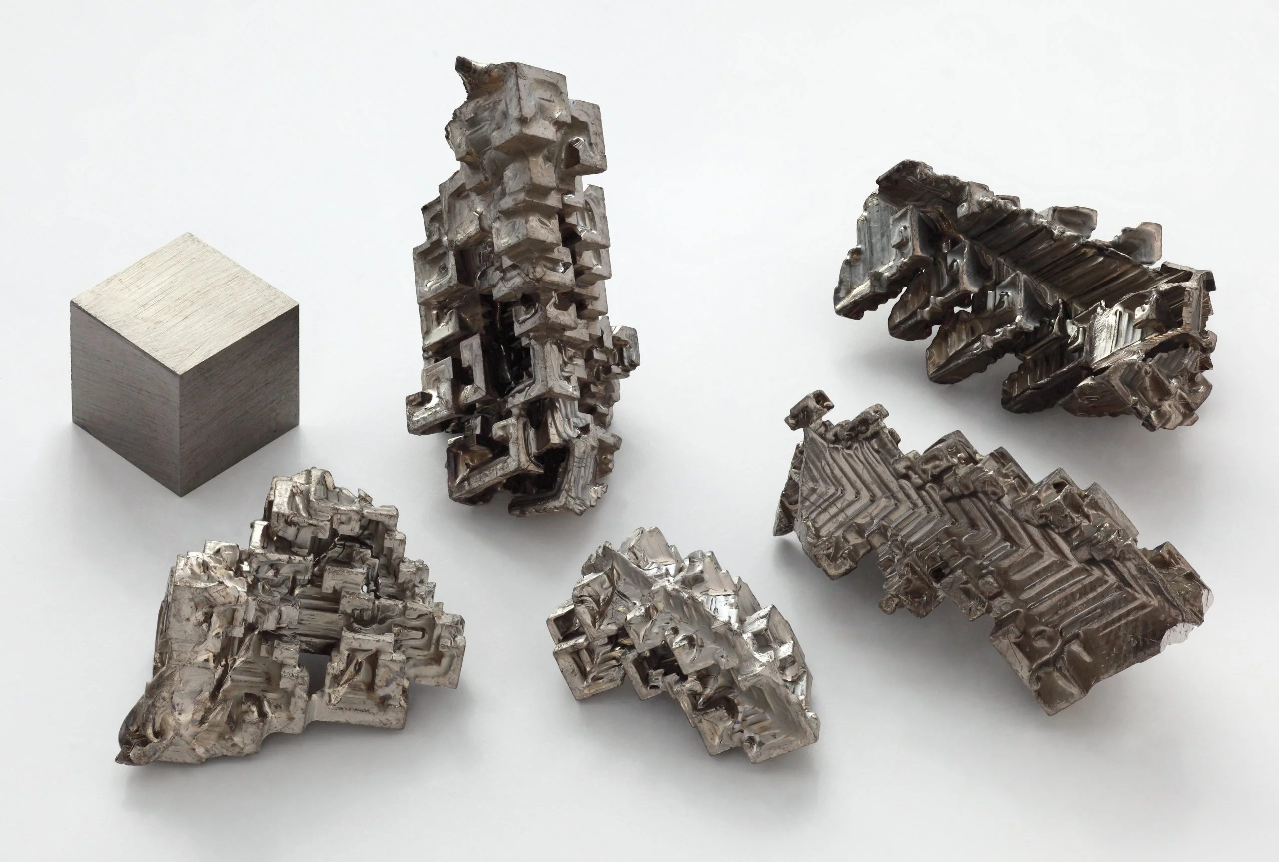 Bismuth_crystals_and_1cm3_cube.webp