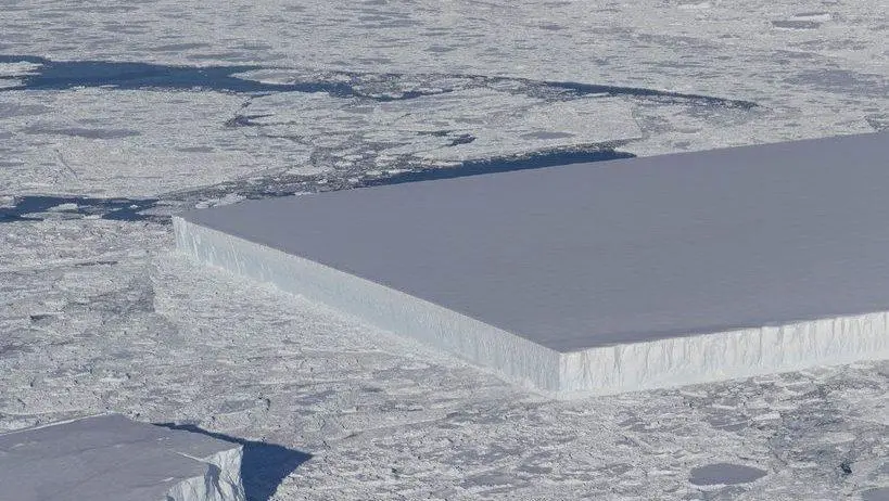 Square-iceberg-NASA-flight-e1540222784356.webp