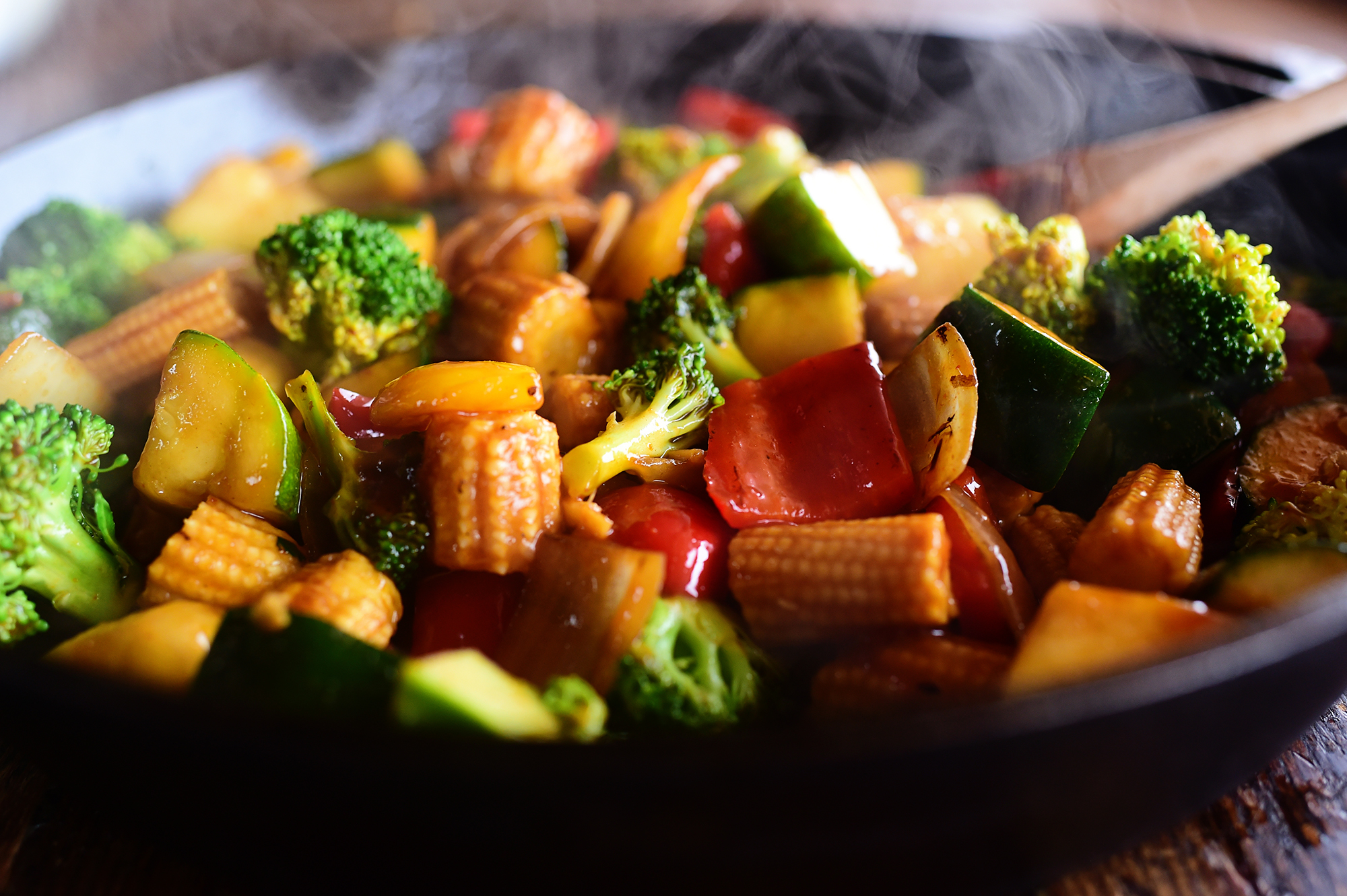 Приготовление жареных овощей. Овощной стир Фрай. Блюдо стир Фрай. Жареные овощи. Блюда из жареных овощей.