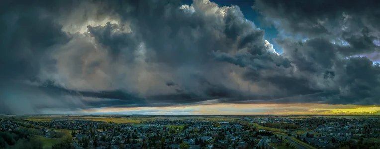 Can't make up its mind, Strathmore, AB, 2025-10-19.webp