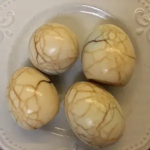 Tea eggs are pretty and delicious