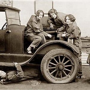 Female automobile mechanics 1927