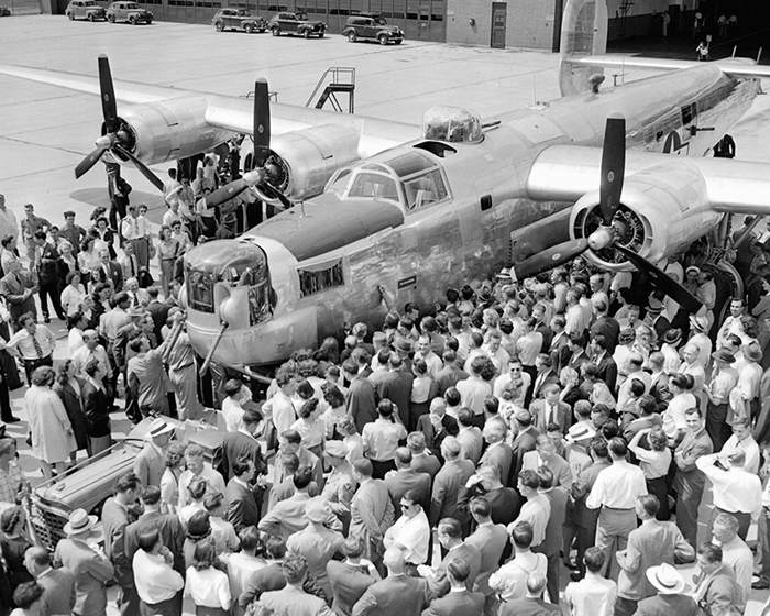 Ford Willow Run workers and their last B-24 JUNE-28-1945