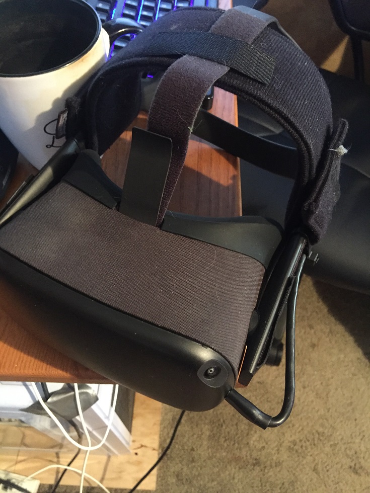 Oculus Quest 1 headset with link