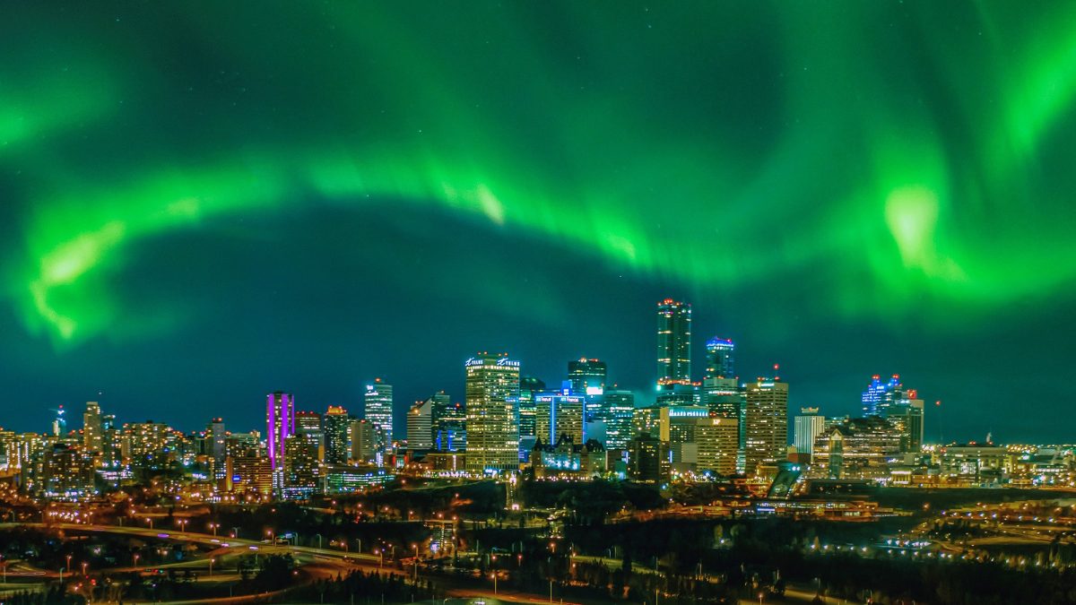 Edmonton_Skyline_Northern-Lights-AtTheLookout_WEB_211122_162316.jpg