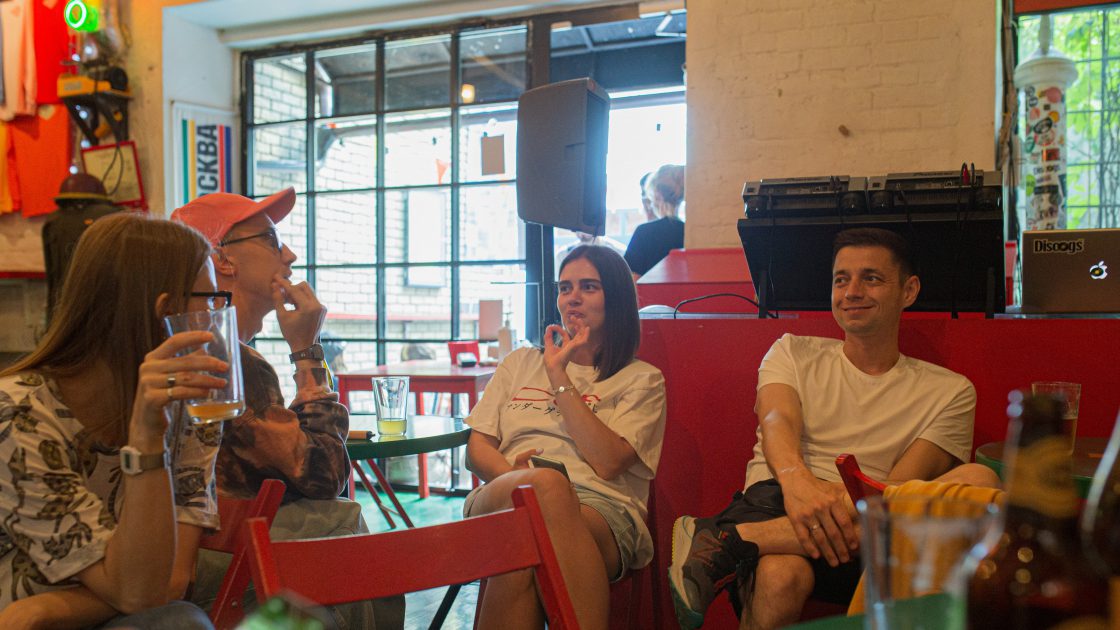 group-chatting_body-language-1120x630.jpg