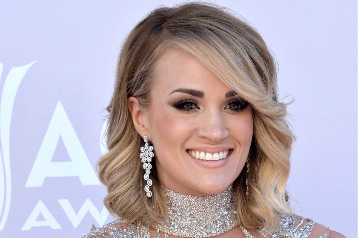 Carrie-Underwood-shows-first-baby-bump-photo.jpg