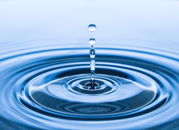 water-droplets-column-wave-pattern_43544-52.jpg