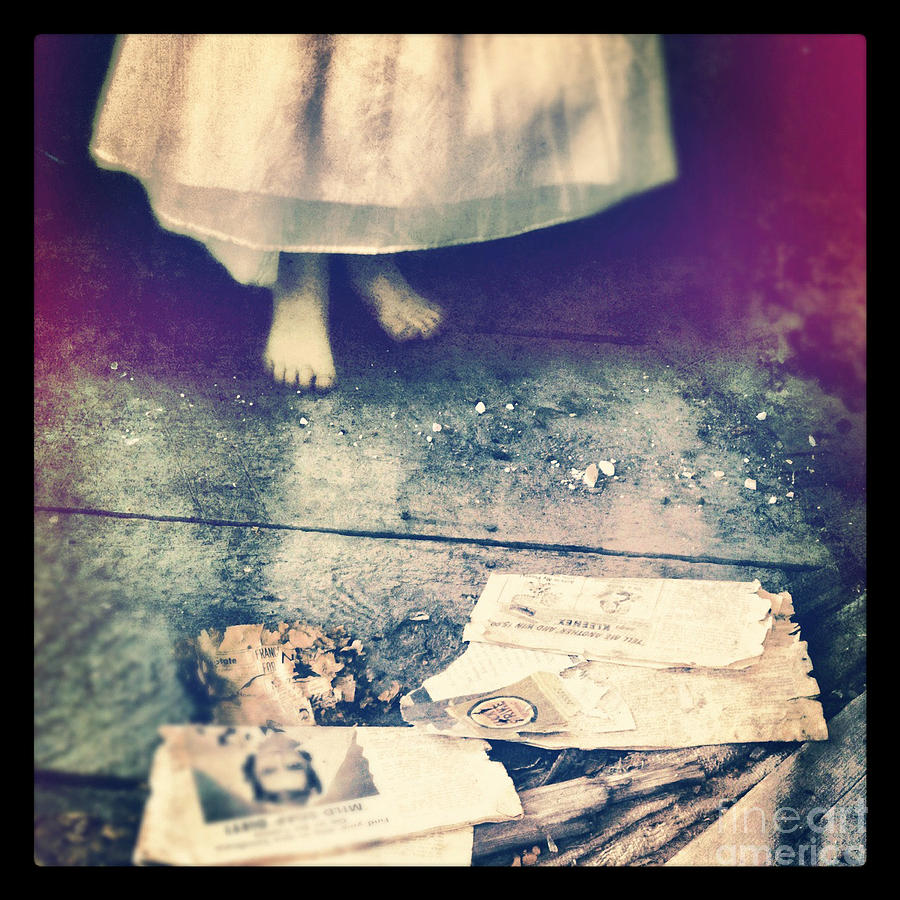 girl-in-abandoned-room-jill-battaglia.jpg