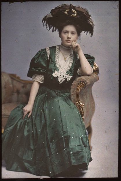 Woman+in+Green+Dress.+1908.jpg