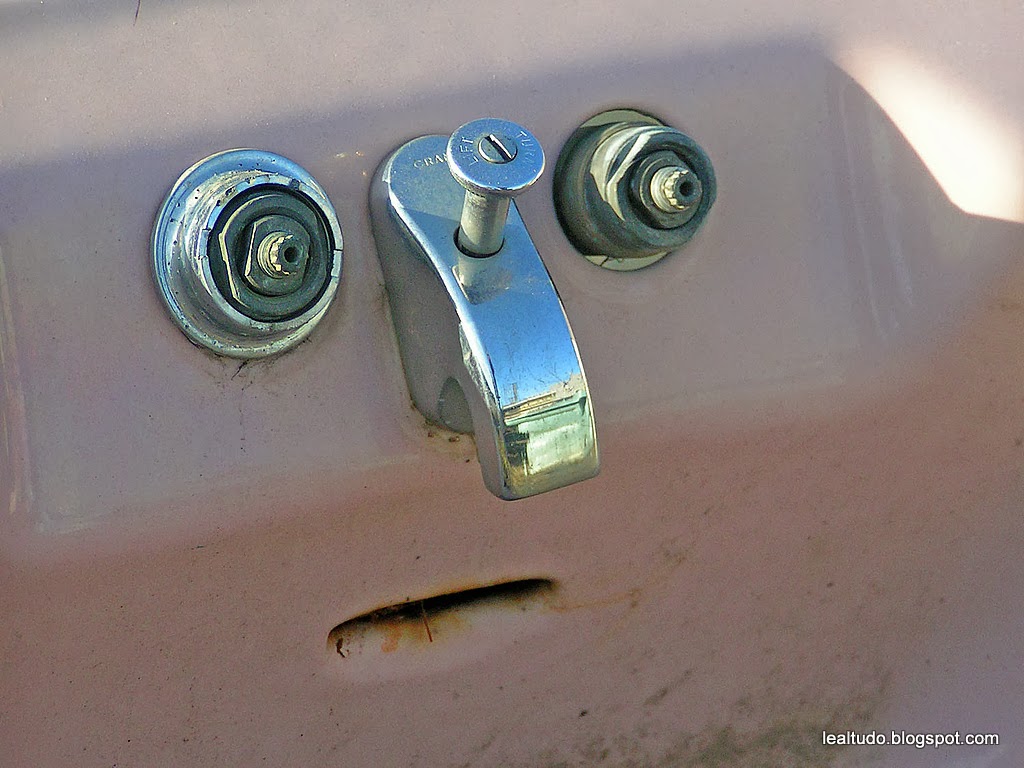 Bathtub+Scared+Face+-+Cara+Assustada+da+Pia+de+Banho+-+Pareidolia-001.jpg