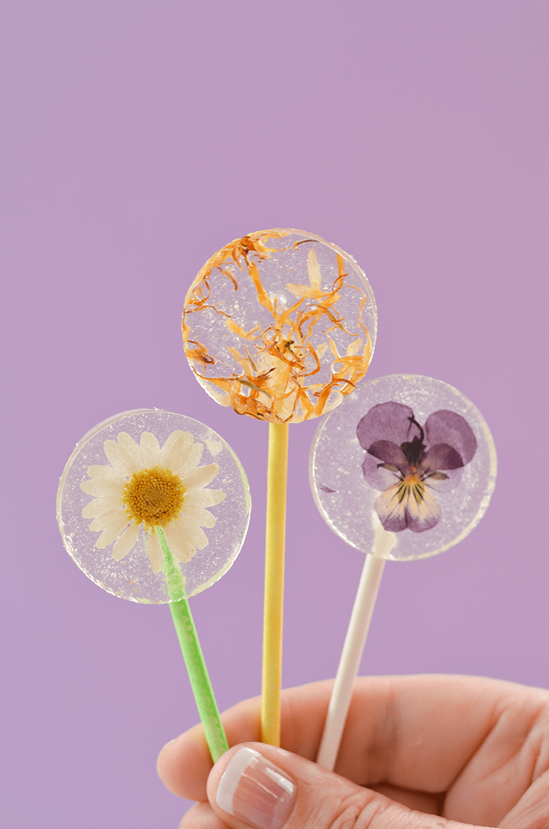 Easy-DIY-Lollipops-With-Edible-Flowers-click-through-for-recipe4.png