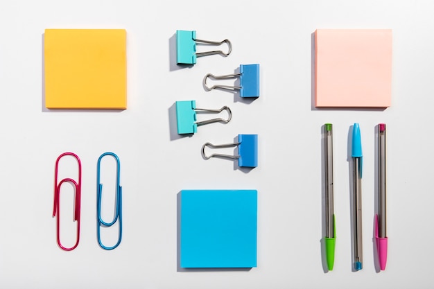 knolling-concept-with-sticky-notes-paper-clips_23-2148362160.jpg