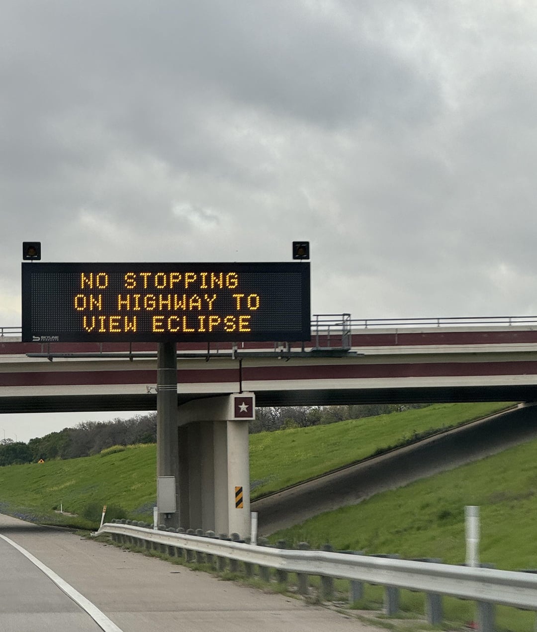 the-signs-on-the-side-of-the-highway-in-texas-warn-against-v0-nr6u97nftcrc1.jpeg