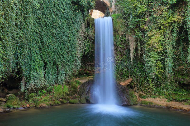 fairy-tale-waterfall-tobera-spain-burgos-136805317.jpg