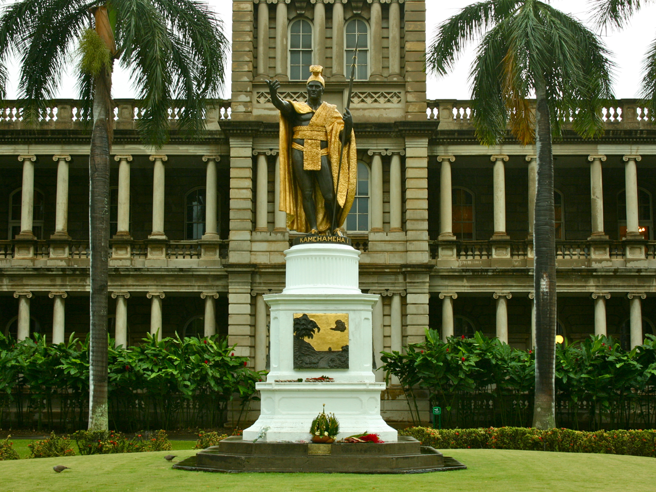 King_Kamehameha_I_Statue_-_Honolulu_%284_by_3%29.jpg