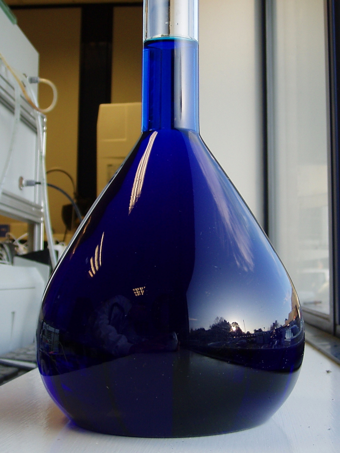 Reflections_in_a_flask_of_Methylene_Blue.jpg
