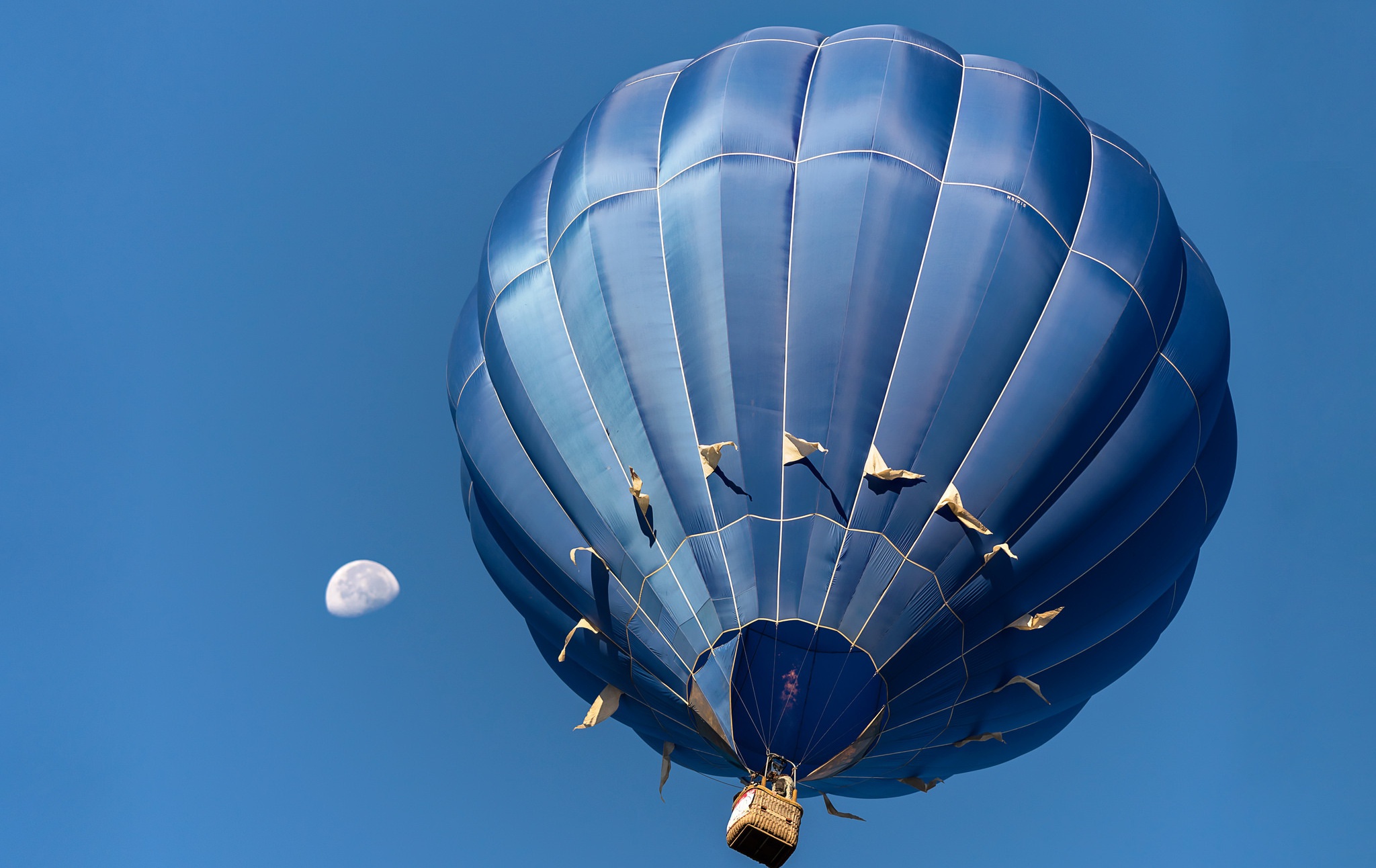 622823-Moon-blue-sky-hot_air_balloons.jpg