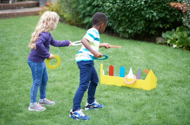 kids-playing-ring-toss.jpg