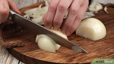 How to Remove the Strong Sharp Taste or Smell from Onions: 8 Steps